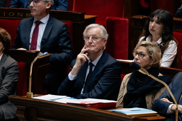 La izquierda y los ultranacionalistas sacan adelante en Francia la moción de censura contra Barnier