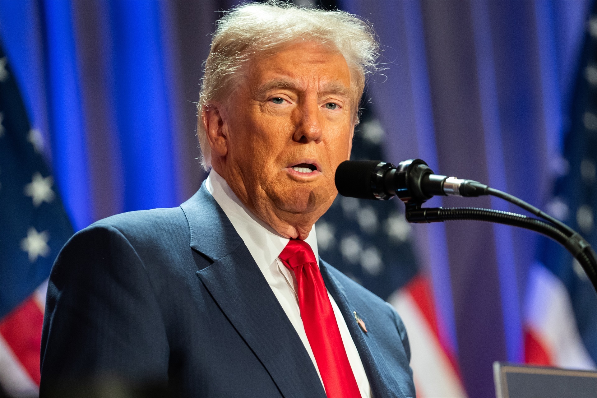 El dólar retrocede ante la pausa en las negociaciones de Trump

