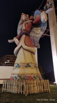 Seis ángeles gigantes marcan el camino hacia el Belén de Récord Guinness de Alicante