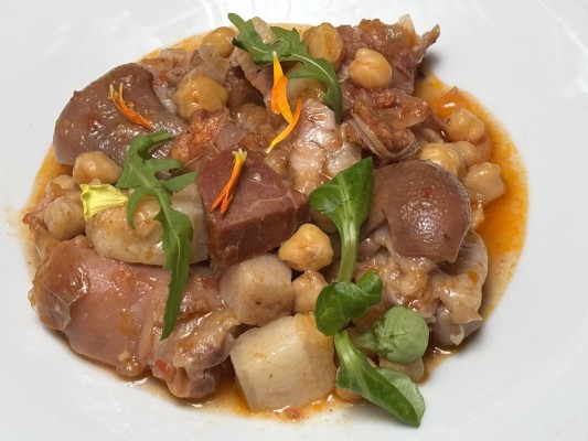 Las 'manitas con garbanzas' del Restaurante Paredes ganan las Jornadas Gastronómicas del Chato Murciano en Lorca

