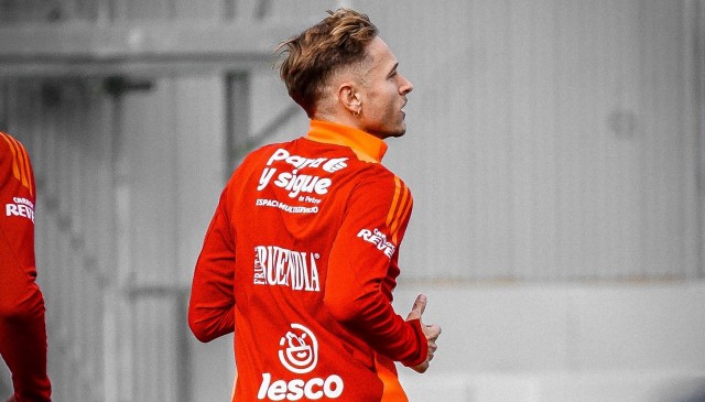 Isi Gómez vuelve a entrenar con el grupo en el Murcia y Felipe Moreno llama a la afición