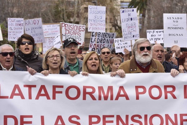 Miles de personas se manifiestan en Alicante en favor de las pensiones públicas 
