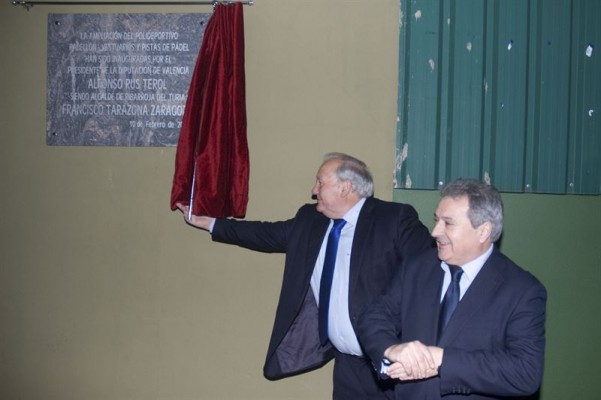 Riba-roja envía a Fiscalía los sobrecostes en pistas de pádel, bombillas leds y césped de los campos de fútbol