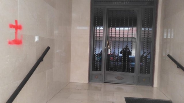 Aparecen pintadas alusivas a la Cruz de Caídos en las casas de dos concejales de Callosa de Segura 