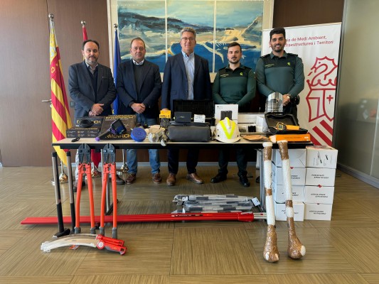 La Generalitat entrega a la Guardia Civil material para la protección del medio ambiente