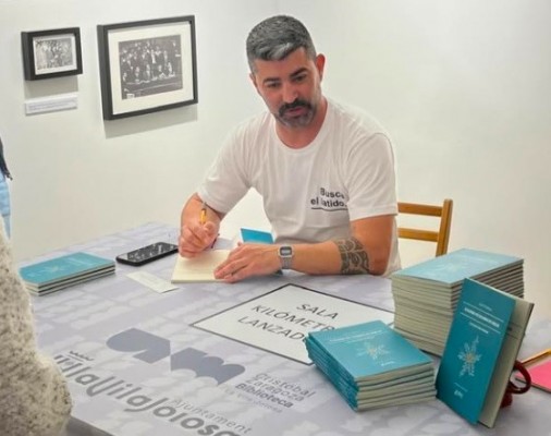 Asier P. Borrego conversa en un poemario con el niño que lleva dentro