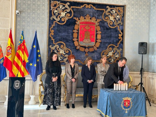 Alicante conmemora el 80 aniversario de la liberación de Auschwitz y recuerda a las víctimas