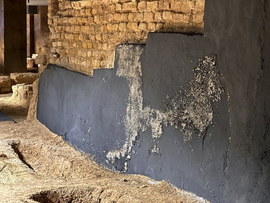 Denuncian humedades y verdín en el centro de visitantes de la muralla de Santa Eulalia