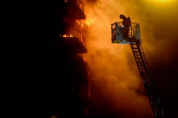 Los bomberos de València instalarán 300 detectores de humo en viviendas de mayores
