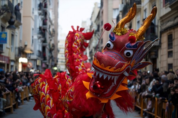 La comunidad china celebra la cabalgata del Año Nuevo Chino por las calles de València
