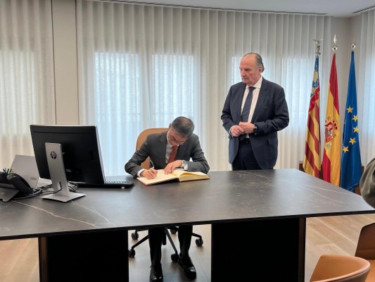 El embajador de China destaca que dos fábricas de coches eléctricos pretenden visitar Valencia