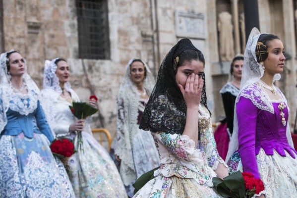 Más de cien mil falleros y músicos participan en la ofrenda de flores a la Virgen de los Desamparados