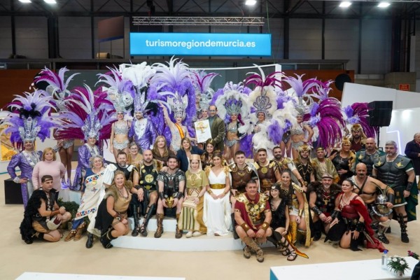 Carthagineses y Romanos junto con el Carnaval inundan de color la recepción de visitantes de Fitur 