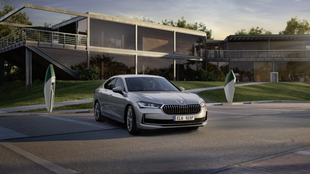 El nuevo Superb berlina: pronto disponible con el sistema de propulsión híbrido enchufable
