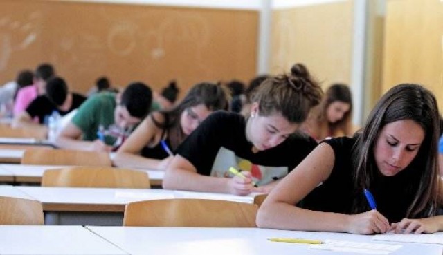 Un total de 32.212 aspirantes para 11.943 plazas en el examen MIR mientras se piden más plazas