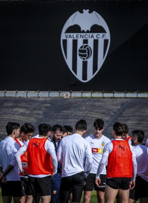 Sadiq y Enzo, cara y cruz de la convocatoria para enfrentarse al FC Barcelona 