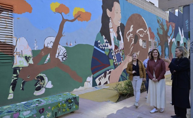 La plaza de Sor Guillermina reivindica la importancia de la infancia y la naturaleza en un mural de 240 metros