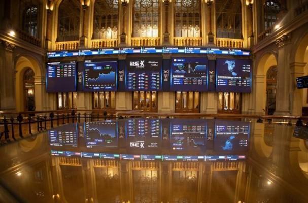 El Ibex 35 avanza un 0,5% en la semana, pero no logra superar los 12.000 enteros
