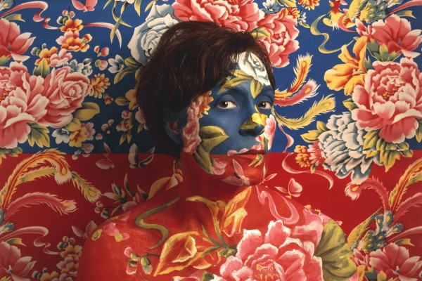 Los sorprendentes camuflajes de la artista Cecilia Paredes florecen en Cartagena: expone 'Un jardín lejano'