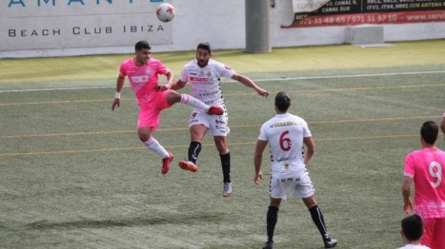 El Hércules deja escapar ocho puntos encajando goles en los últimos minutos