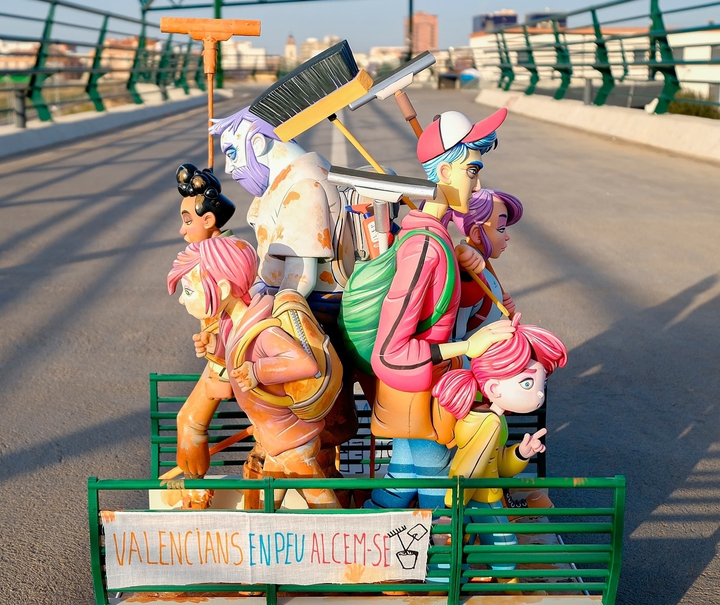 Un ninot rinde homenaje a la solidaridad de los voluntarios de la Dana: 