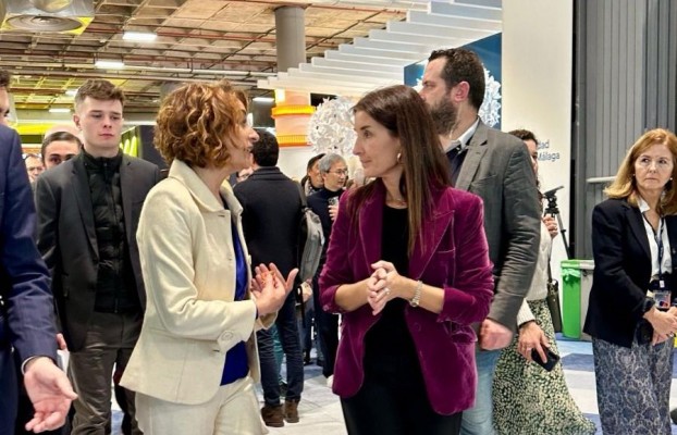 Merino se encuentra a Montero en Fitur y le pide que deje 