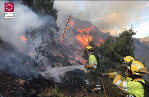 Movilizados setenta efectivos de bomberos y medios aéreos para extinguir un incendio en Montán
