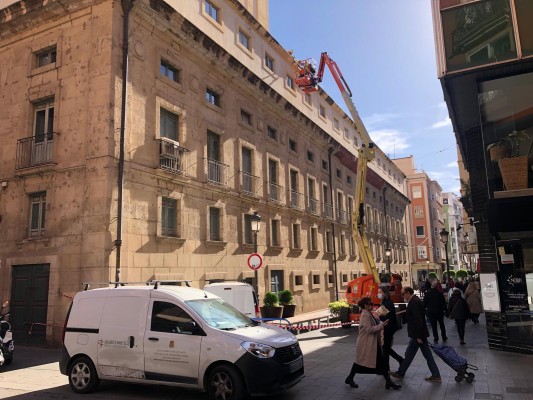 Alicante interviene de urgencia en el Principal para afianzar una cornisa a la espera de la reforma
