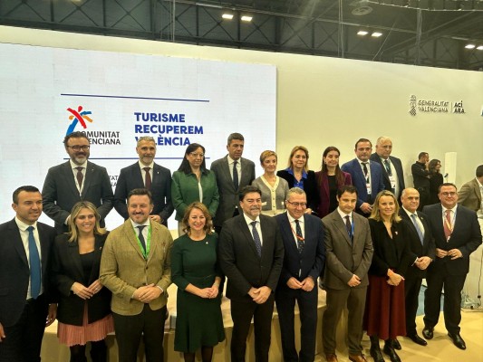 Alicante se adhiere en Fitur al manifiesto para reforzar el control de las viviendas de uso turístico