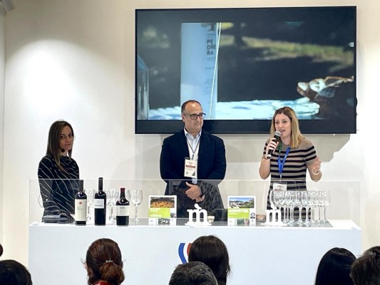 Monòver refuerza su apuesta en Fitur con la Feria de Santa Catalina y la tradición vinícola