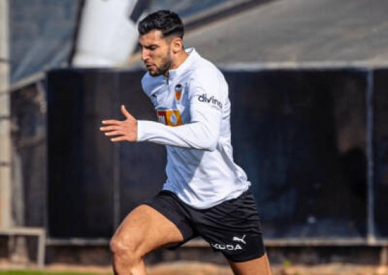 Sadiq y Barrenechea vuelven a entrenar al margen; Rafa Mir realiza una parte de la sesión
