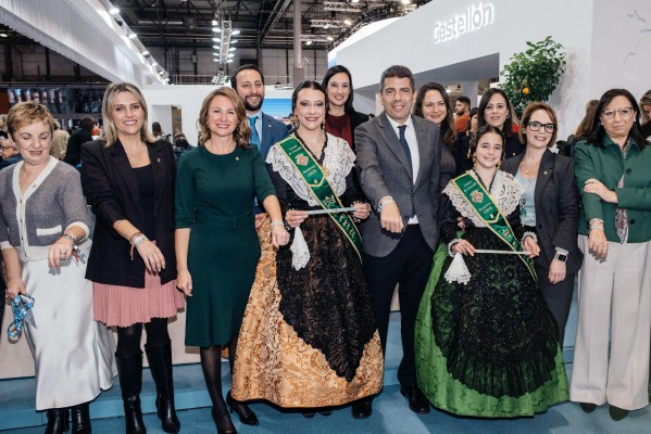 Las reinas de las fiestas hacen entrega de la pulsera de la Magdalena al 'president' Carlos Mazón