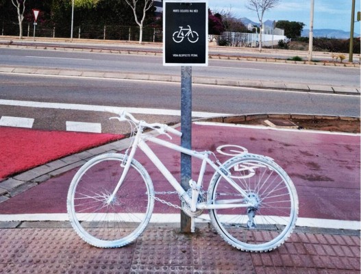 'Bicicleta blanca': Castelló en Bici ret homenatge al ciclista mort atropellat per un camió a la ciutat