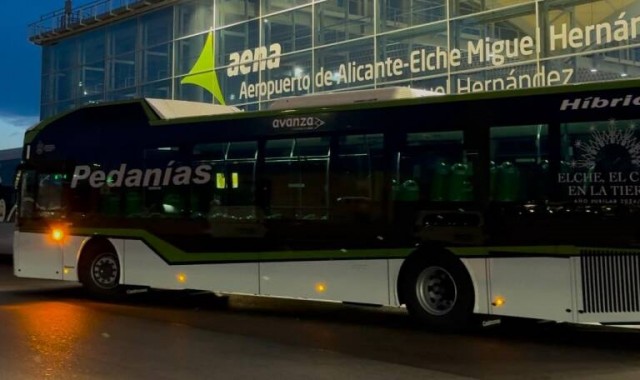 Cerca de un millar de viajeros hacen uso del autobús a pedanías de Elche en las primeras horas