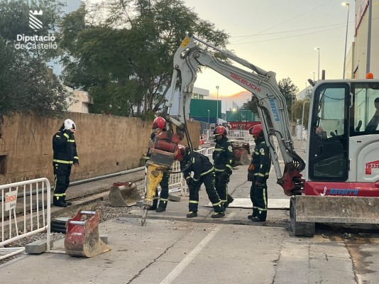 La rotura de una tubería de suministro de gas en l'Alcora obliga a evacuar varias empresas