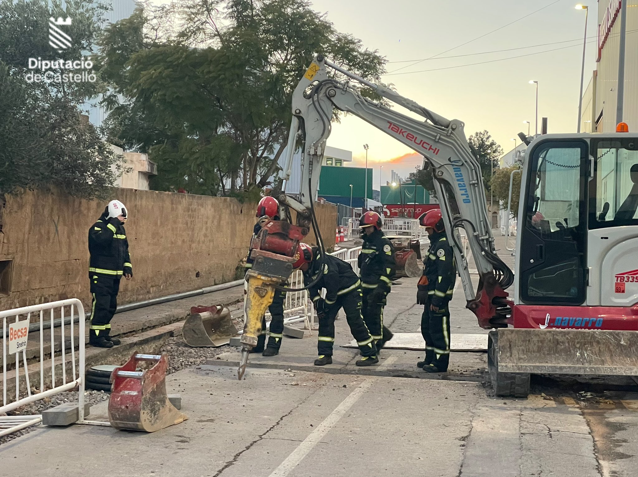 La rotura de una tubería de suministro de gas en l'Alcora obliga a evacuar varias empresas