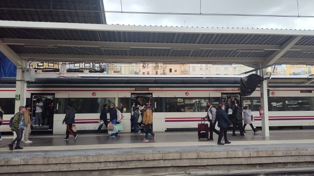 Una falta de tensión a la salida de València Nord provoca retrasos en Cercanías y trenes de Media y Larga Distancia