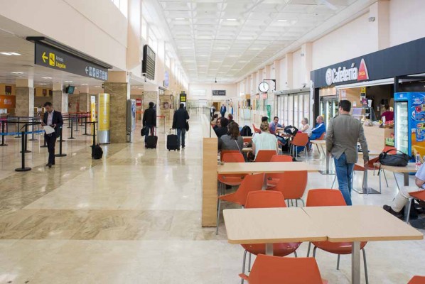 Aena instalará fuentes en los aeropuertos y limitará el precio del agua embotellada a 1,60 euros