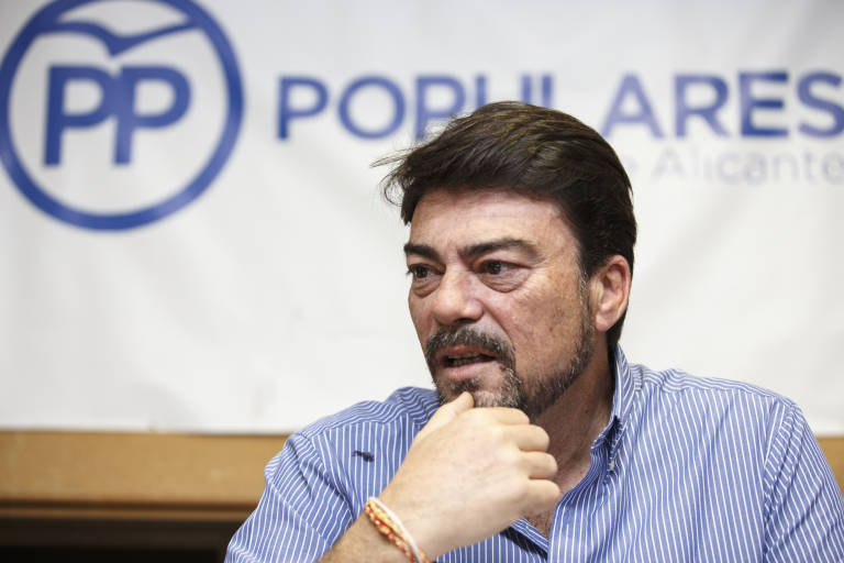 El PP 'registra' su propuesta de moción de censura contra Echávarri e invita a la oposición a firmarla
