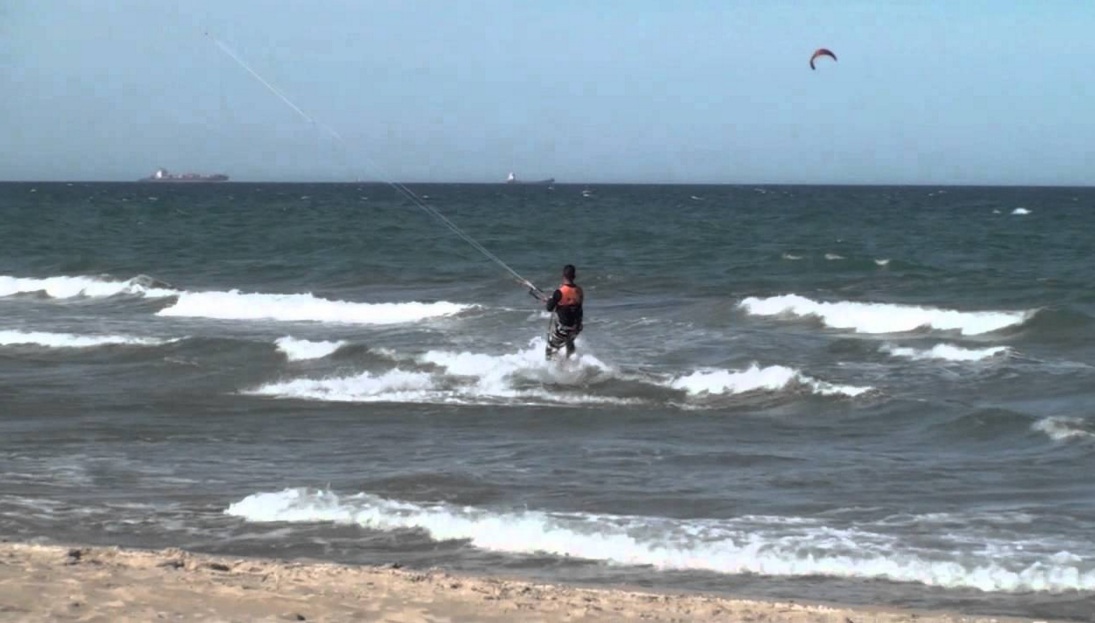 El Ayuntamiento de Valencia habilitará dos zonas para surfistas en El Perellonet