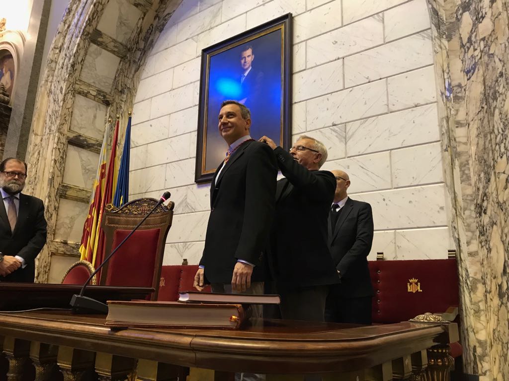 Momento en el que Ribó le impone la medalla como concejal. Foto: AYTO. DE VLC. - 