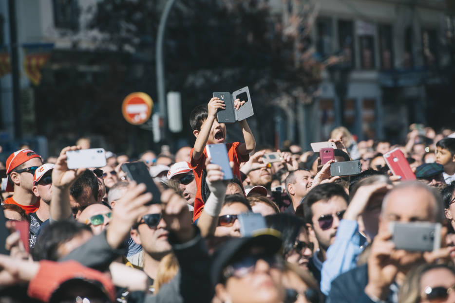 Público durante una mascletà en la Plaza del Ayuntamiento. Foto: KIKE TABERNER - 