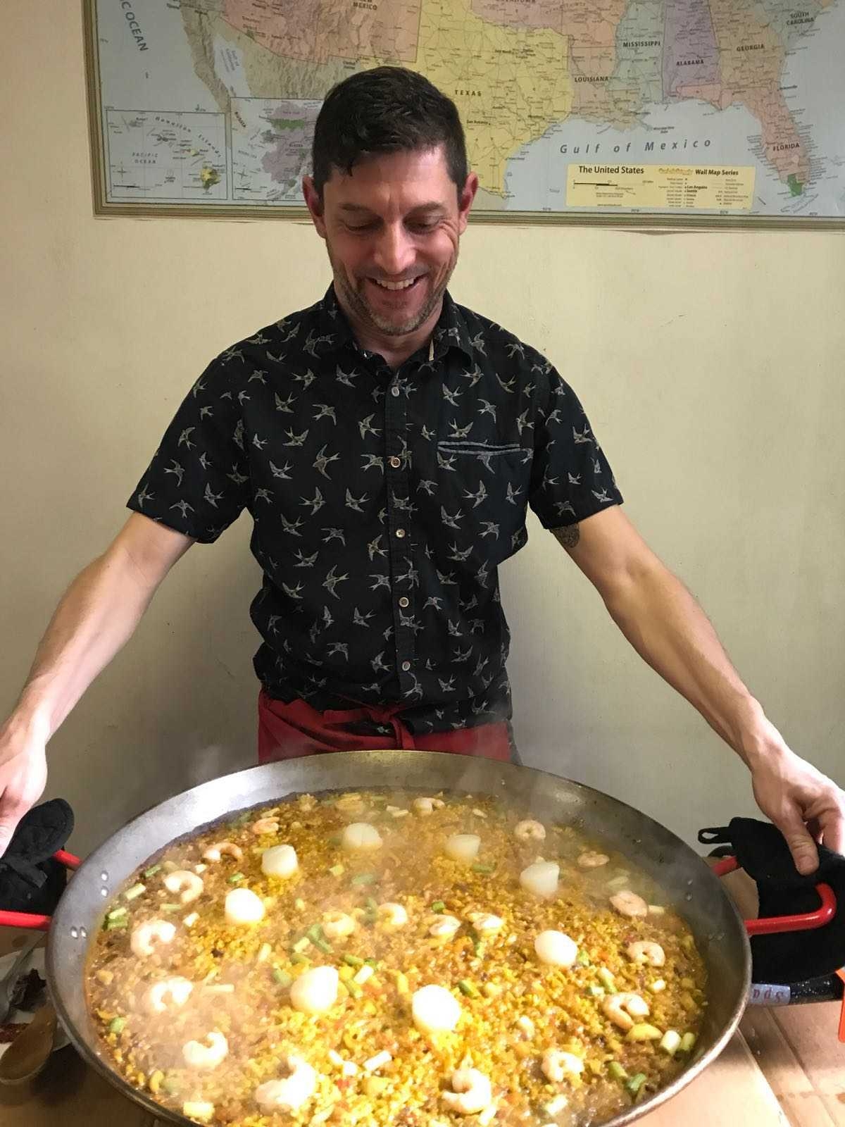 Este es el valenciano que está enseñando a los neoyorquinos lo que es una paella 