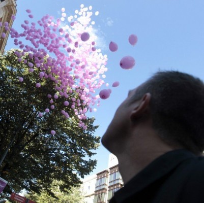Expertos piden incluir a los hombres en los ensayos clínicos contra el cáncer de mama

