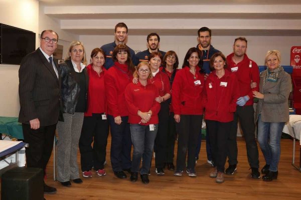 Los jugadores de Valencia Basket visitan la donación de sangre 2018 en la Fonteta
