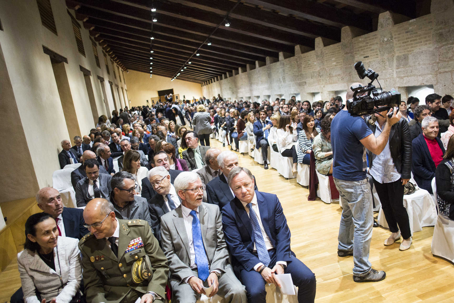Acto institucional del 25 d'abril, día de Les Corts (Fotos: EVA MÁÑEZ)