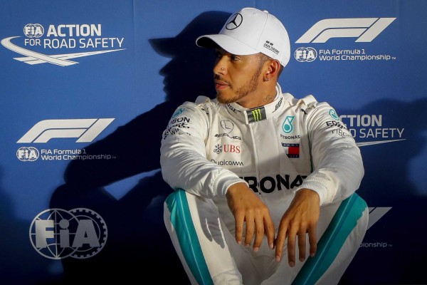 Hamilton inicia la defensa del título desde la 'pole'


