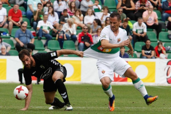 El Elche tratará de prolongar su escalada ante el Ebro
