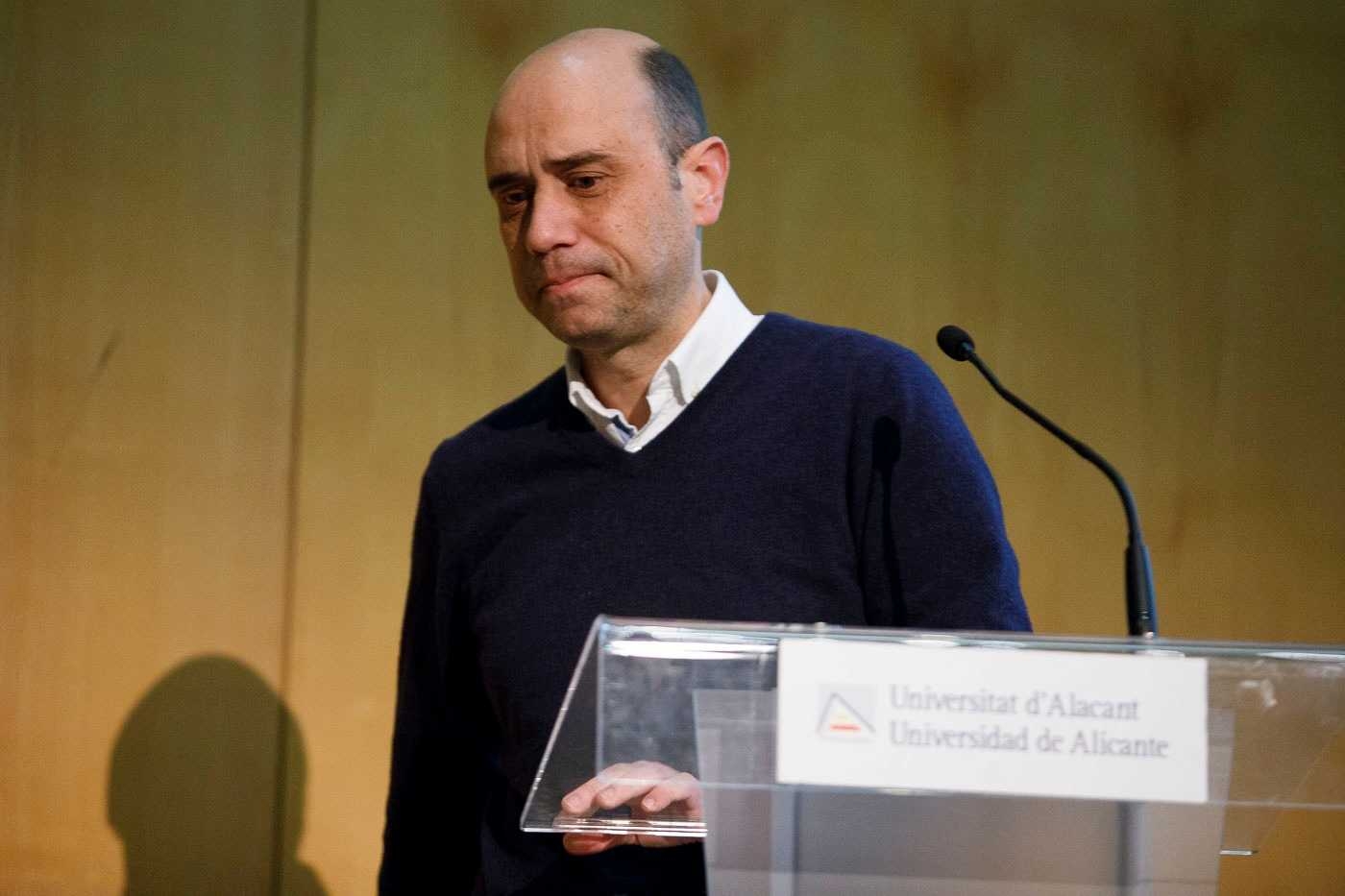 El alcalde de Alicante, Gabriel Echávarri, tras su intervención ante la asamblea local del partido. Foto: PEPE OLIVARES - 