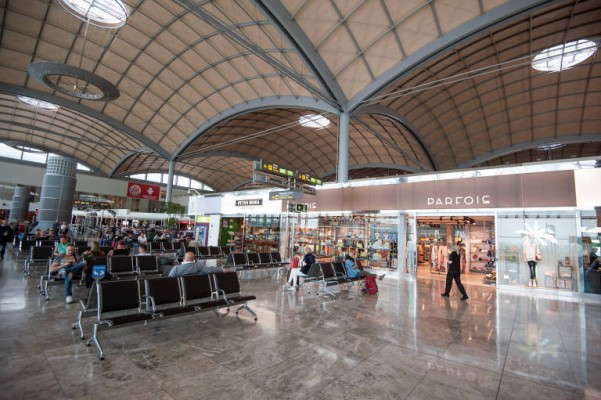 El Altet vuelve a crecer en temporada alta con 11,5 millones de plazas, un 3% más